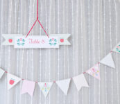 Plan de table fleuri et guirlande