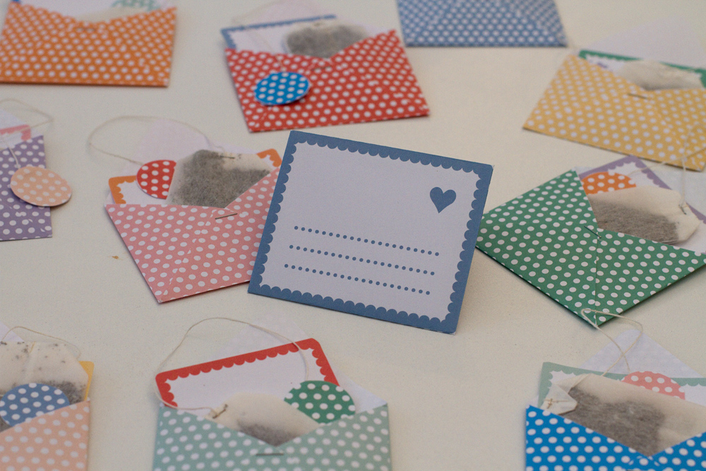 Envelopes of tea for the bride and groom