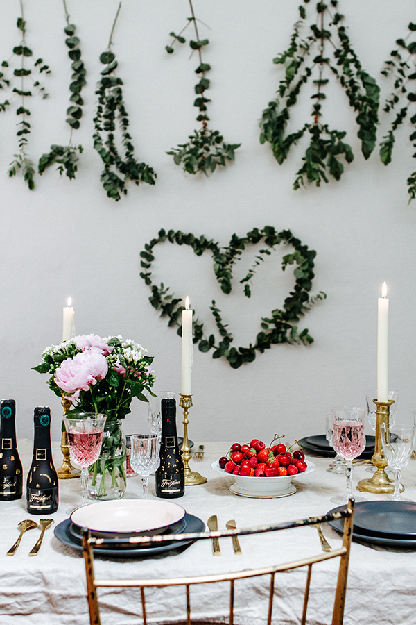 soirée chic 30 ans. déco table noir et chemin de table doré. pli