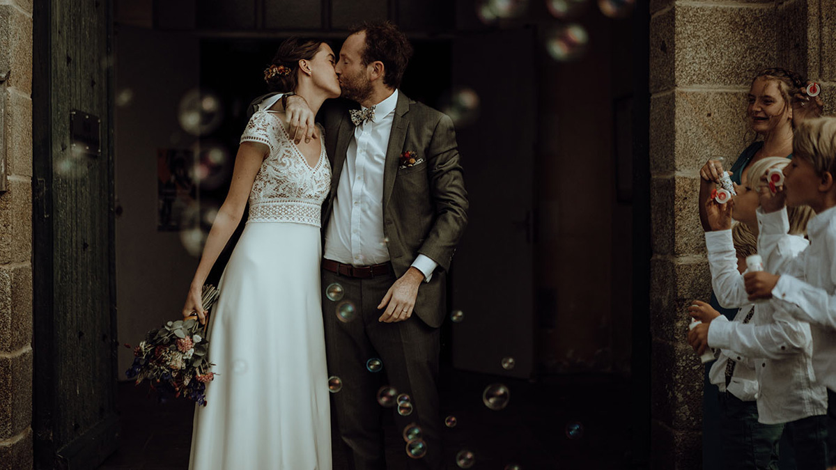 Chloé & Victor, un mariage simple et rétro dans le Morbihan