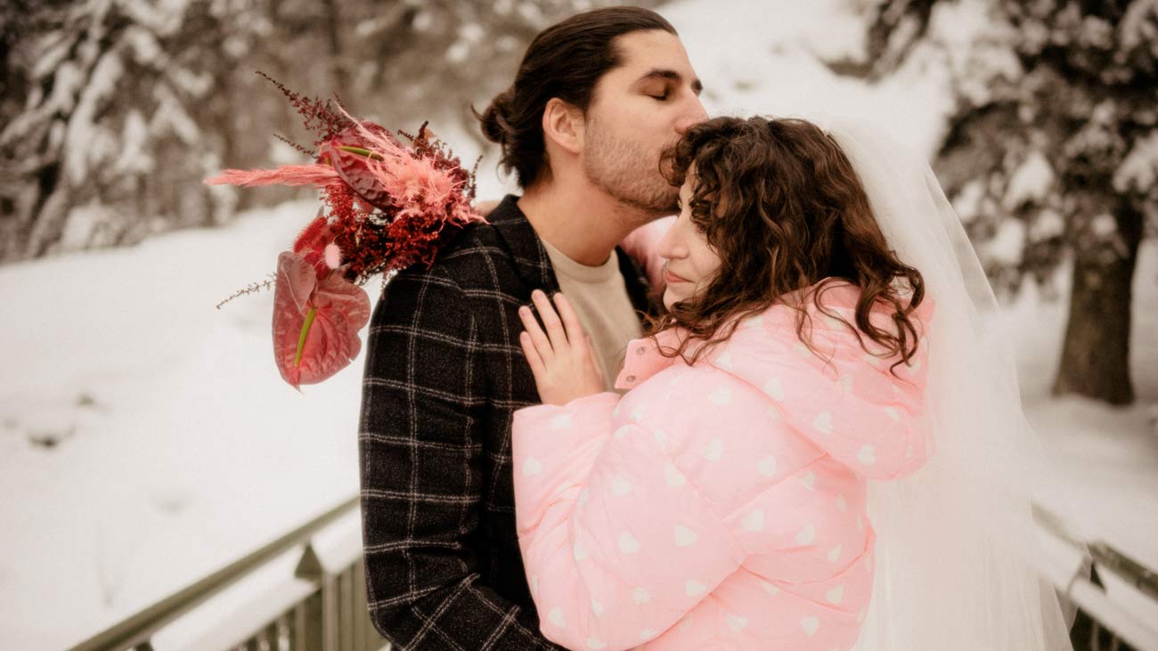 Un mariage sous la neige en doudoune rose 💗