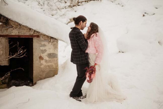 Un mariage sous la neige en doudoune rose