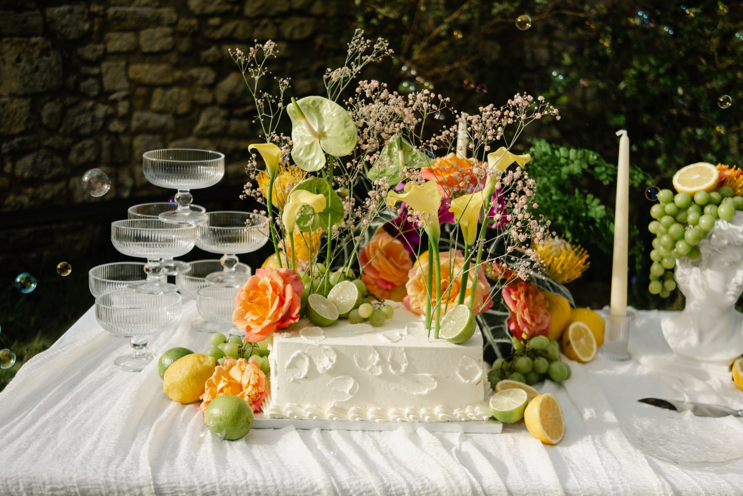 Fleurs, agrumes et fruits : la tendance déco de table à adopter pour votre mariage