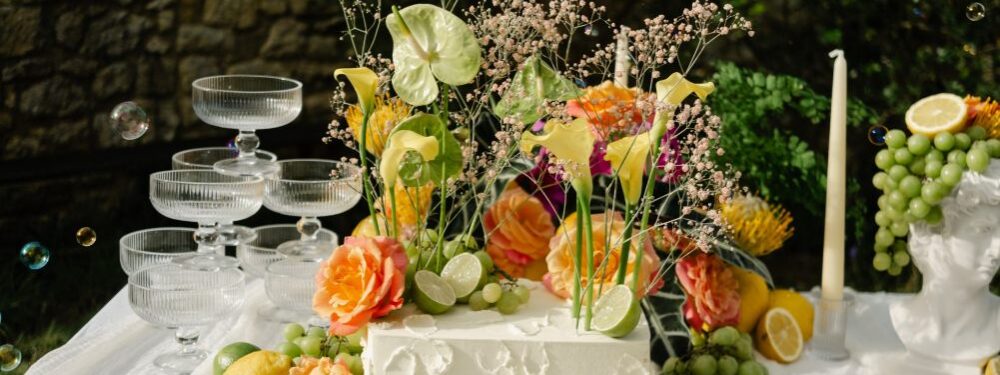 Fleurs, agrumes et fruits : la tendance déco de table à adopter pour votre mariage