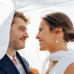 Hortense & Damien, un mariage chic et solaire en Normandie