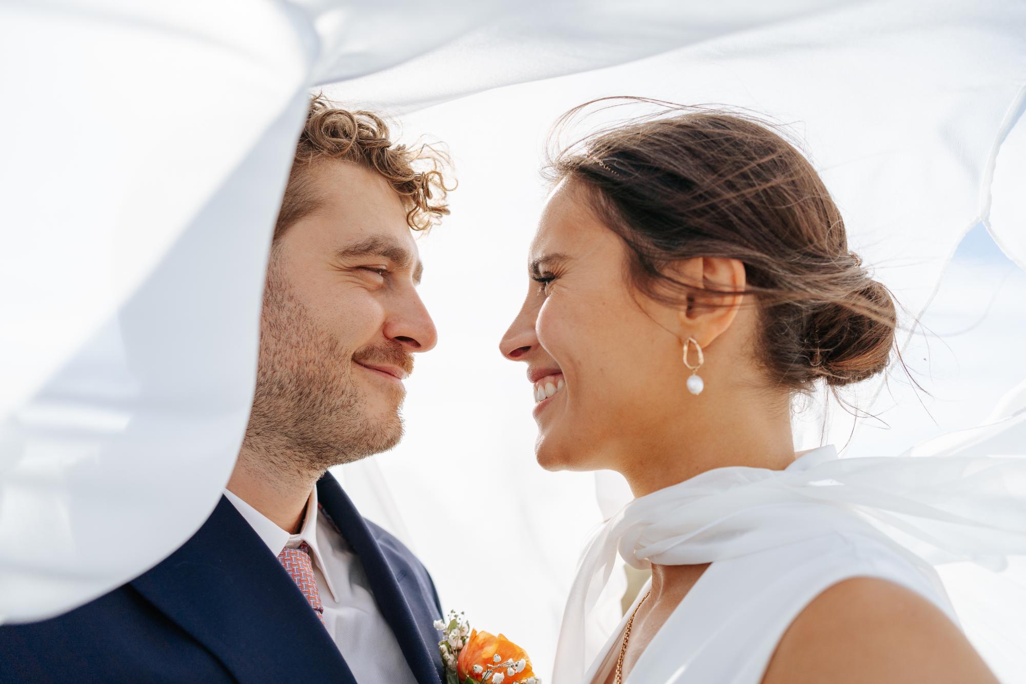 (Français) Hortense & Damien, un mariage chic et solaire en Normandie